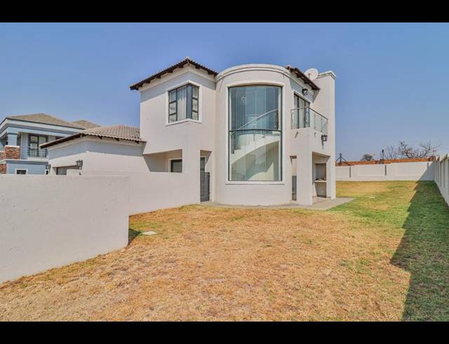 4 BEDROOM HOUSE FOR SALE IN BLUE VALLEY GOLF ESTATE